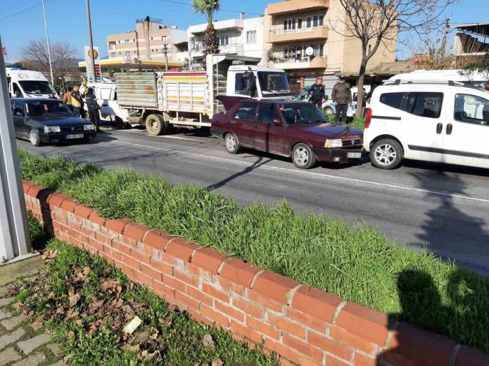 Aydın’ın Köşk ilçesinde meydana gelen zincirleme trafik kazasında 2 kişi yaralandı
