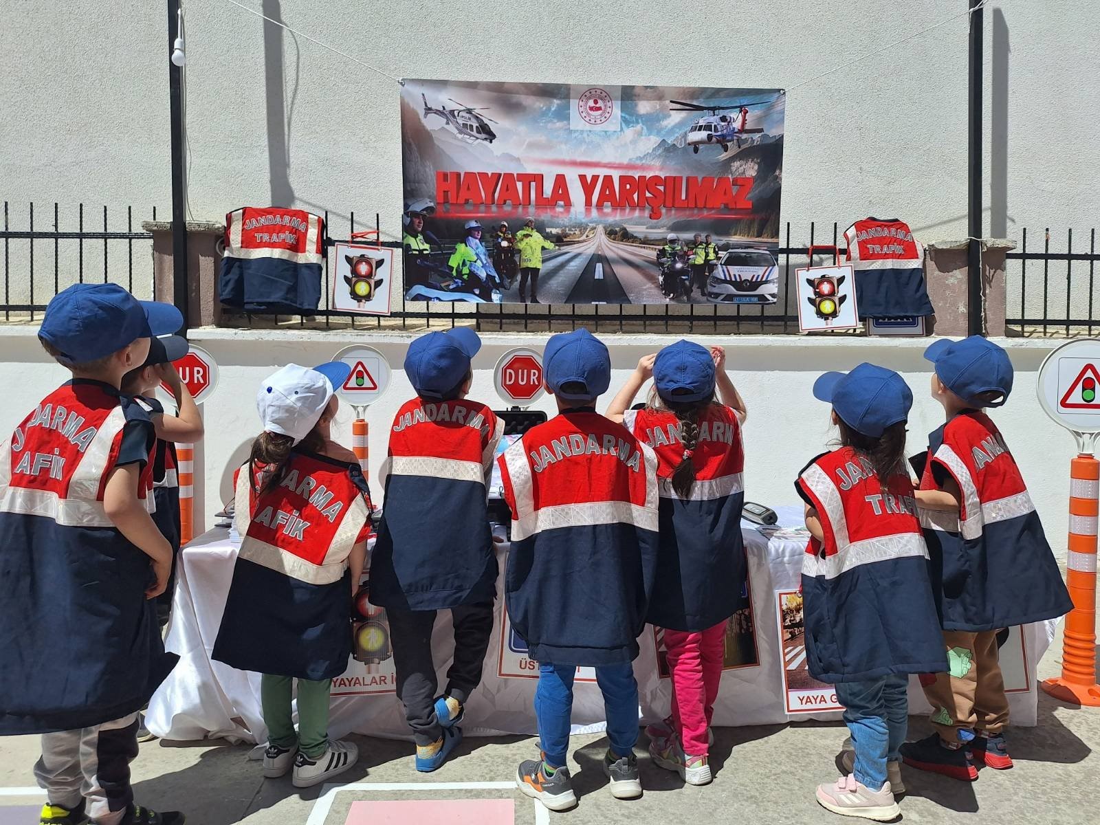 Aydın’da Jandarma Ekipleri Çine ve Karpuzlu İlçelerinde Öğrencilere Trafik Eğitimi Verdi