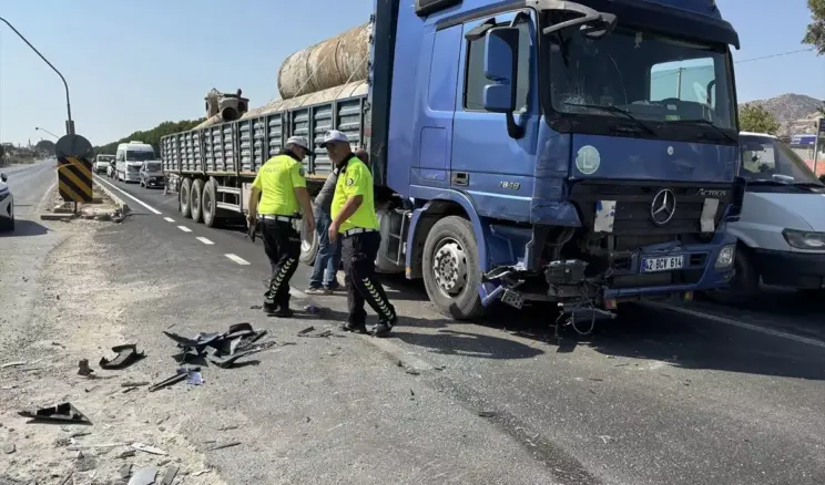 Aydın’da Tır-Kamyonet Çarpışması: 3 Yaralı