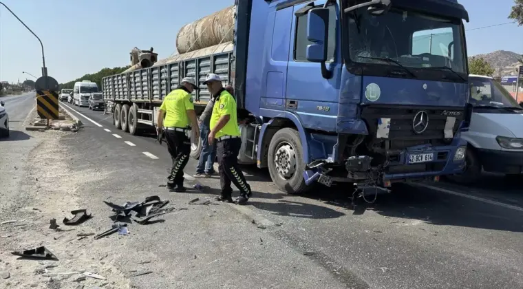 Aydın’da Tır-Kamyonet Çarpışması: 3 Yaralı