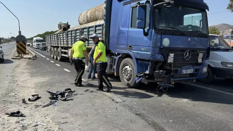 Aydın’da Tır-Kamyonet Çarpışması: 3 Yaralı